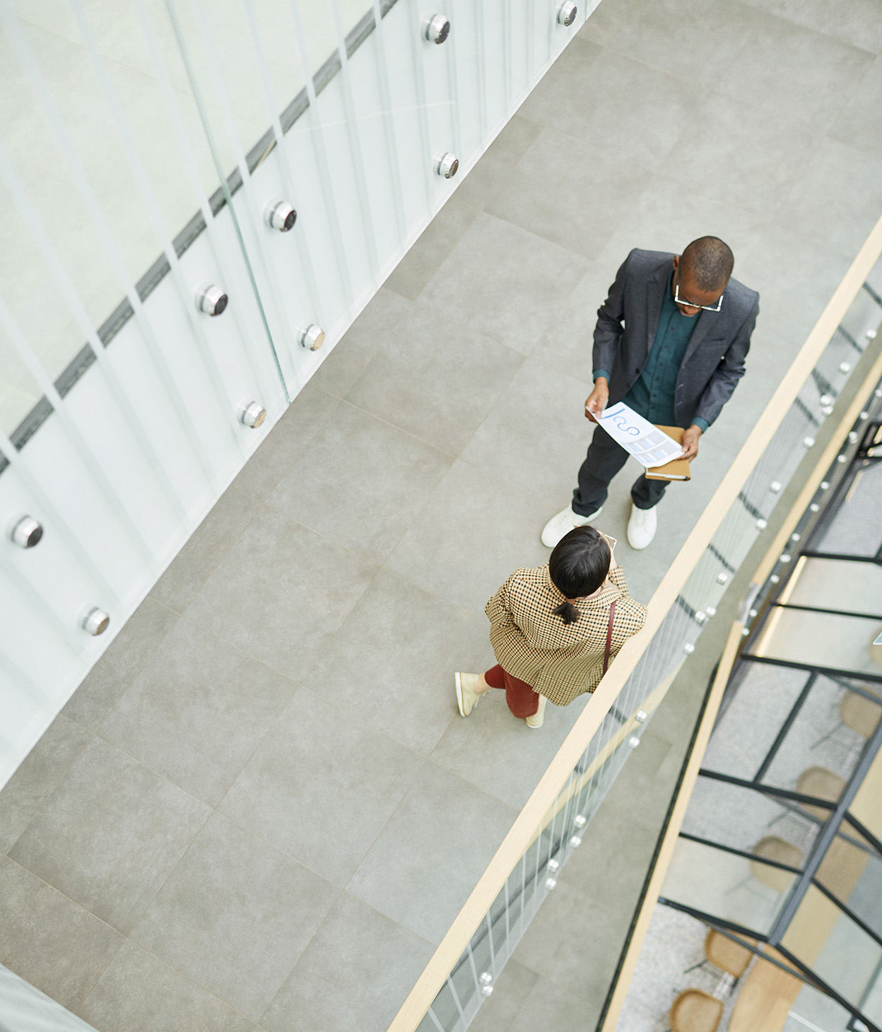 Un homme et une femme en discussion dans un couloir